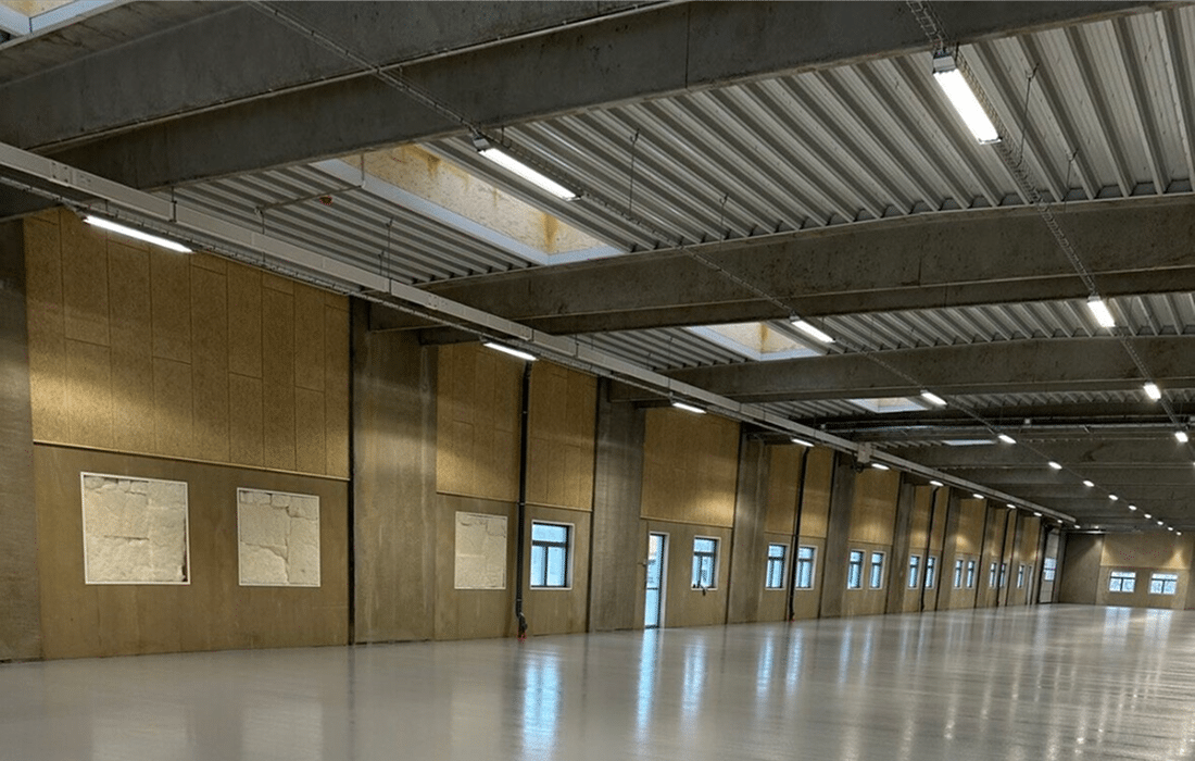 112951000-LPM-hoejprofiler-udbygning-maskinfabrik-indvendig-gang 1